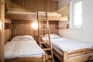 Vordernberg胡坦多夫普赫比瑟假日公园的小型客房设有两张双层床和窗户。
