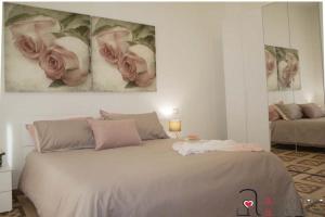 卡利亚里CASACRIZIA的卧室配有一张墙壁上粉红色玫瑰床。
