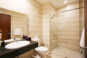 库塔库塔中央公园酒店的浴室配有卫生间、盥洗盆和淋浴。