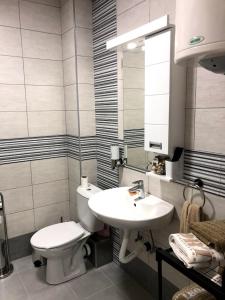 克拉多沃Apartman Bondi的一间带卫生间和水槽的浴室