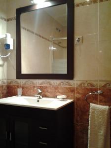 PodenceHotel Azibo e Restaurante的一间带水槽和镜子的浴室