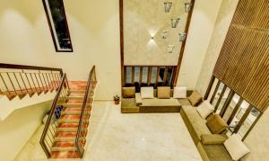 钦奈Itsy By Treebo - Mirra的客厅设有楼梯和沙发