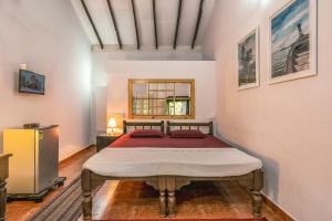 卡兰古特Rodrigues Guest House的卧室配有一张床