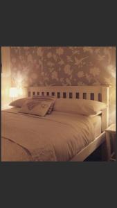 兰贝德泰莫尔酒店的卧室配有白色床和花卉壁纸