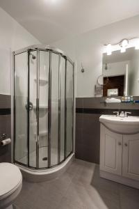蒙特利尔阔特德斯派克特克酒店的带淋浴、卫生间和盥洗盆的浴室