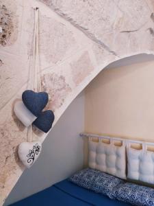 滨海波利尼亚诺CasAntonia - Locazione Turistica的一间墙上挂着两颗心的卧室