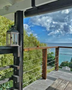 马埃岛维麦尔斯小屋的海景阳台。