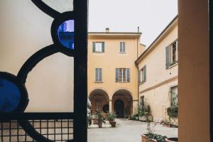 博洛尼亚Gregorini Bingham Art Luxury Suites的从窗户可欣赏到建筑的景色