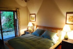 马尔科-德卡纳维泽斯Casa Dos Canais, River Cottage的一间卧室配有一张带两盏灯的床和一扇窗户。