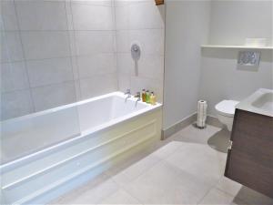 塞特尔Town Hall Lofts, Settle的白色的浴室设有浴缸和卫生间。