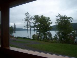 库珀斯敦Cobblescote on the Lake的从窗户可欣赏到湖景