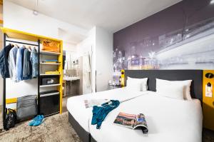 布达佩斯Three Corners Hotel Anna的卧室配有白色的床和黑色及黄色的墙壁