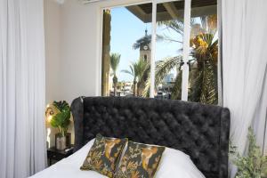 特拉维夫Jaffa Garden boutique的一间卧室设有一张床和一个大窗户