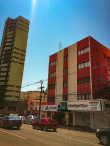 伊瓜苏大使酒店的一条在大楼前停放汽车的街道
