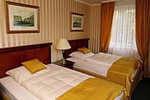 卡丹莫瓦旅馆的酒店客房设有两张床和窗户。