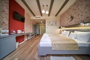 塞克萨德塔克勒库里亚旅馆的酒店客房带一张床和一个厨房