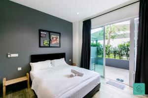 怡保JOMSTAY Octagon Ipoh Suites的一间卧室设有一张床和一个大窗户