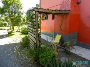 新彼得罗波利斯斯帕科霍利斯提克小屋酒店的外边的花园,带木门