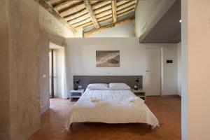 桑塔斯维尔Ostello del Castello di Santa Severa的一间卧室,卧室内配有一张大床
