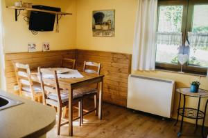 特日内茨U Haliny - Tyra Natura的厨房配有桌椅和电视。