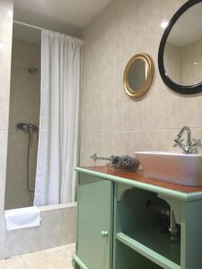 帕尔马海滩纳丁别墅公寓式酒店的一间带水槽、镜子和淋浴的浴室