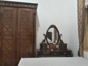 PainanBUMiMi HOMESTAY的一间卧室配有一张床、梳妆台和镜子