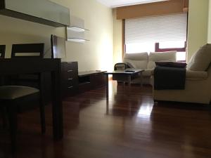 米拉多罗Apartamento Lua的客厅配有沙发和桌子
