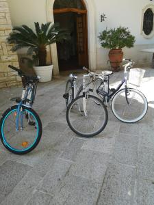 Palo del ColleVilla delle Querce Resort的停在大楼前的三辆自行车