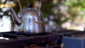 维库尼亚Astro Camping Experience的炉灶上的一个茶壶