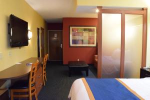 奥本手指湖旅馆的配有一张床、一张桌子和一张桌子的酒店客房
