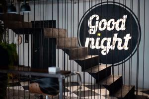 合艾Goodnight Poshtel + Free Netflix的上面有晚安标志的栅栏