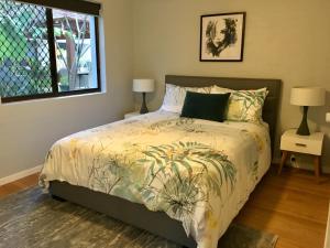 黄金海岸伯利棕榈假日公寓酒店的一间卧室设有一张床和一个窗口