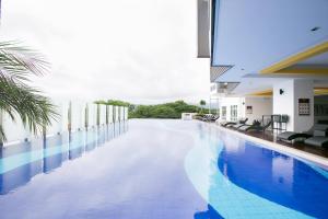 怡保JOMSTAY Majestic Ipoh Suites的一座建筑物中央的游泳池