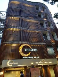 加尔各答The Opus Kolkata - A Boutique Hotel的前面有标志的高楼