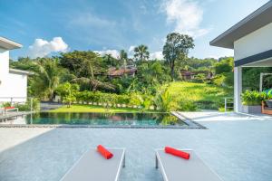 湄南海滩Villa Bai Saho的别墅内游泳池的形象
