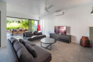 湄南海滩Villa Bai Saho的带沙发和电视的客厅