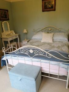 北安普敦Ambles的一间卧室配有一张床和一张桌子及椅子