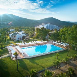 库萨达斯Richmond Ephesus Resort - All Inclusive的享有带遮阳伞的游泳池的顶部景致