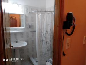 Kleidoniá斯伯里道拉酒店的浴室配有淋浴帘和盥洗盆。