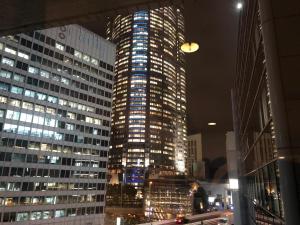 东京Roppongi Plaza Hotel的夜晚在城市的高楼