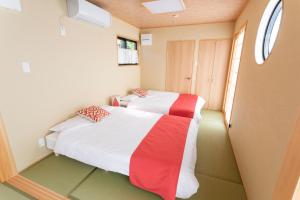 志摩市Kabuku Resort的小型客房 - 带2张床和窗户