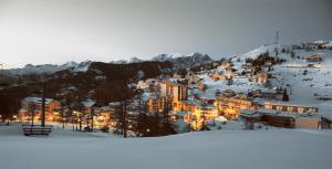 吉洛梅戈格斯拉基斯度假原住酒店的夜晚在山中白雪 ⁇ 的小镇