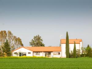 格罗塞托Podere684的一座带橙色屋顶和绿色场地的房子