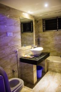 库克斯巴扎Prime Park Hotel的浴室配有盥洗盆、卫生间和浴缸。