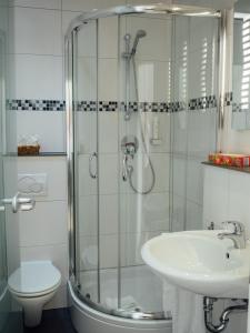 奥巴拉马高加尼阿梅高尔霍夫酒店的带淋浴、盥洗盆和卫生间的浴室