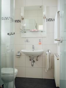 奥巴拉马高加尼阿梅高尔霍夫酒店的白色的浴室设有水槽和卫生间。