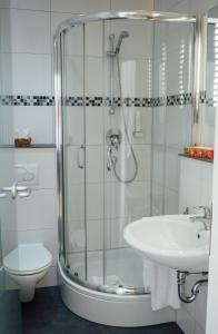 奥巴拉马高加尼阿梅高尔霍夫酒店的带淋浴和盥洗盆的浴室