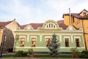 DumbrăveniPension Kokel的绿色建筑,标有读取周边酒店的标志