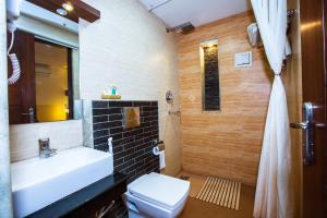加德满都Kathmandu Suite Home的浴室配有盥洗盆、卫生间和浴缸。