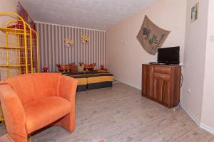 Preisguenstiger-Bungalow-fuer-2-Personen-1-Aufbettung-auf-Ruegen的休息区